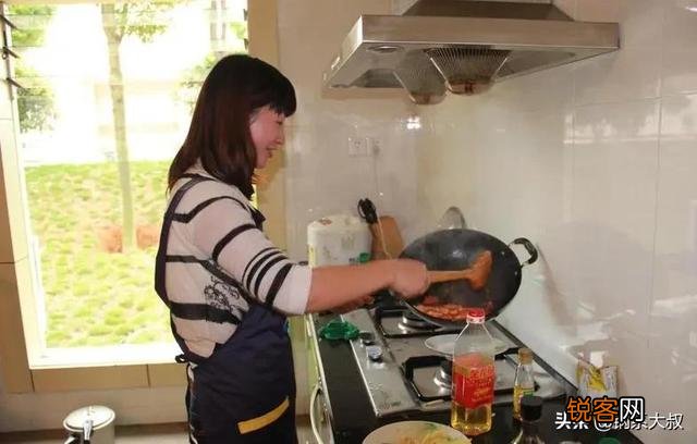 老公月入5万,但很懒！啥家务都不干！也不管孩子,我该怎么办？