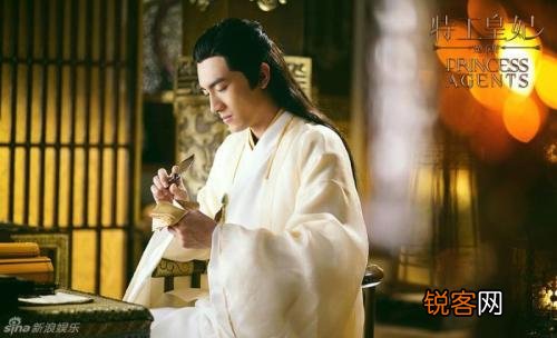 你觉得哪个男明星最帅？他的哪些方面比较吸引你呢？