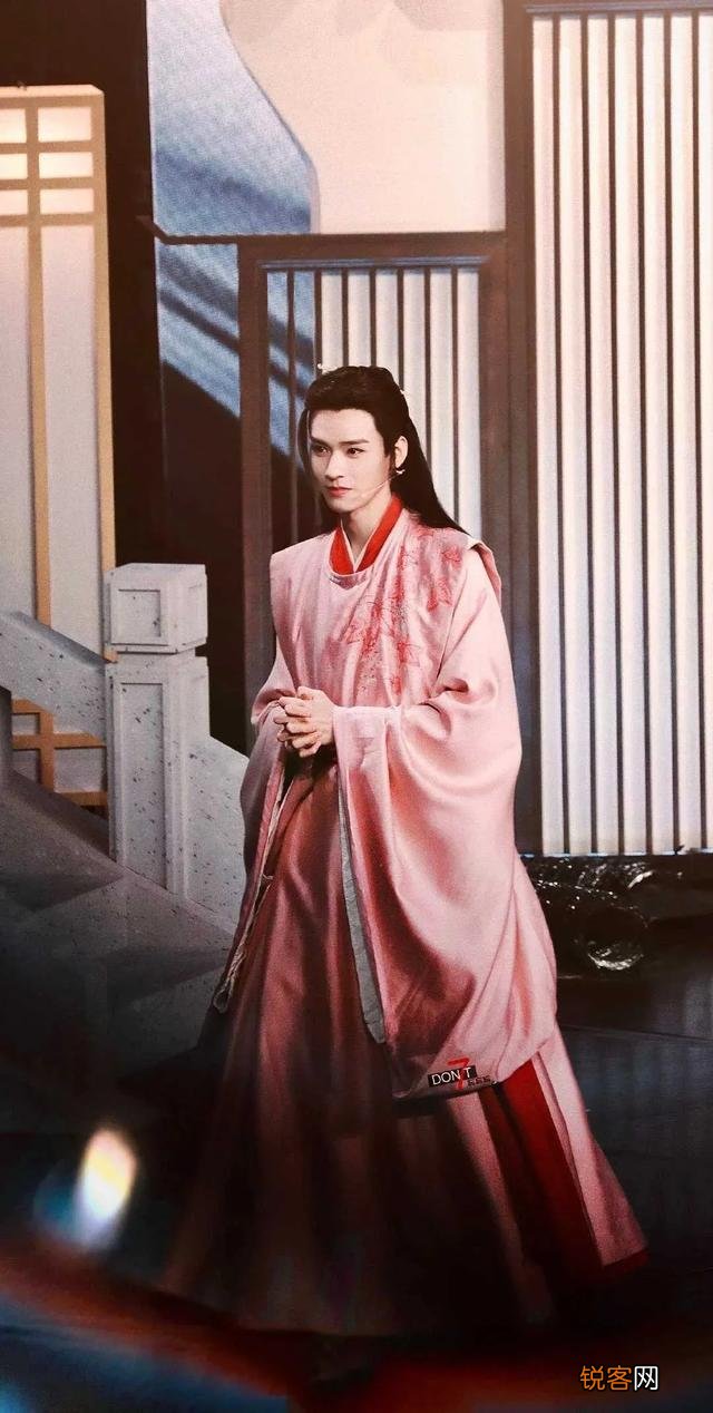 你觉得哪个男明星最帅？他的哪些方面比较吸引你呢？