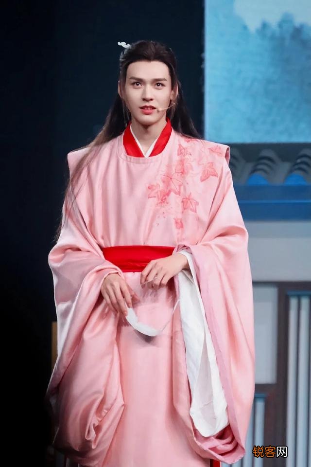 你觉得哪个男明星最帅？他的哪些方面比较吸引你呢？