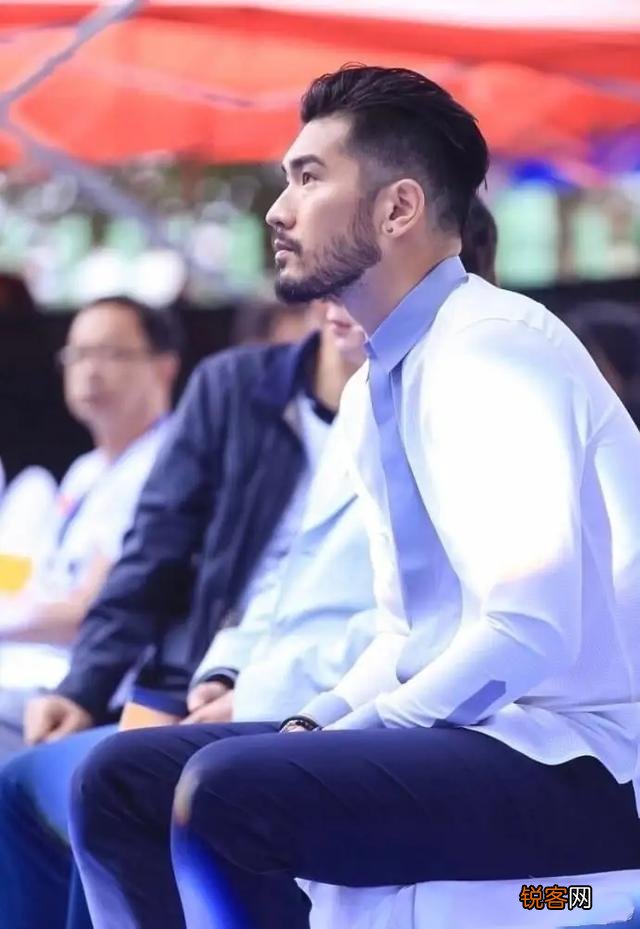 你觉得哪个男明星最帅？他的哪些方面比较吸引你呢？