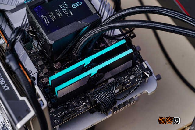 电脑内存条怎么取下来 惠普V10 DDR4-3600 RGB内存评测