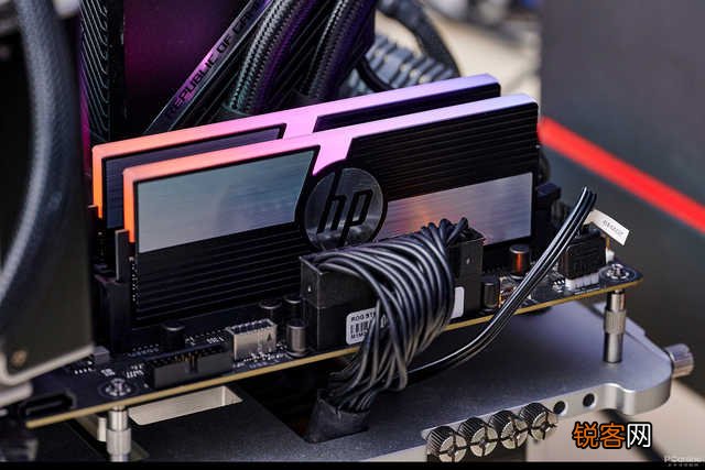 电脑内存条怎么取下来 惠普V10 DDR4-3600 RGB内存评测