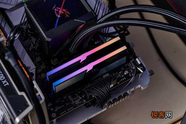 电脑内存条怎么取下来 惠普V10 DDR4-3600 RGB内存评测