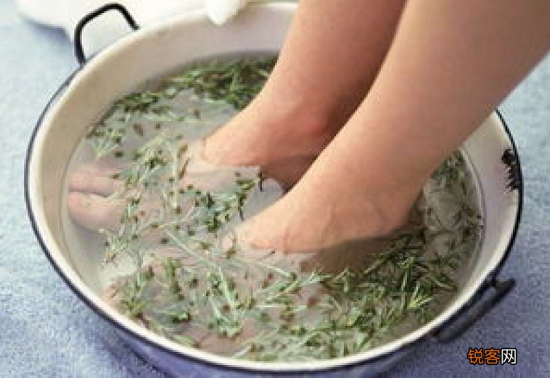 艾草泡脚晚上泡还是早上泡