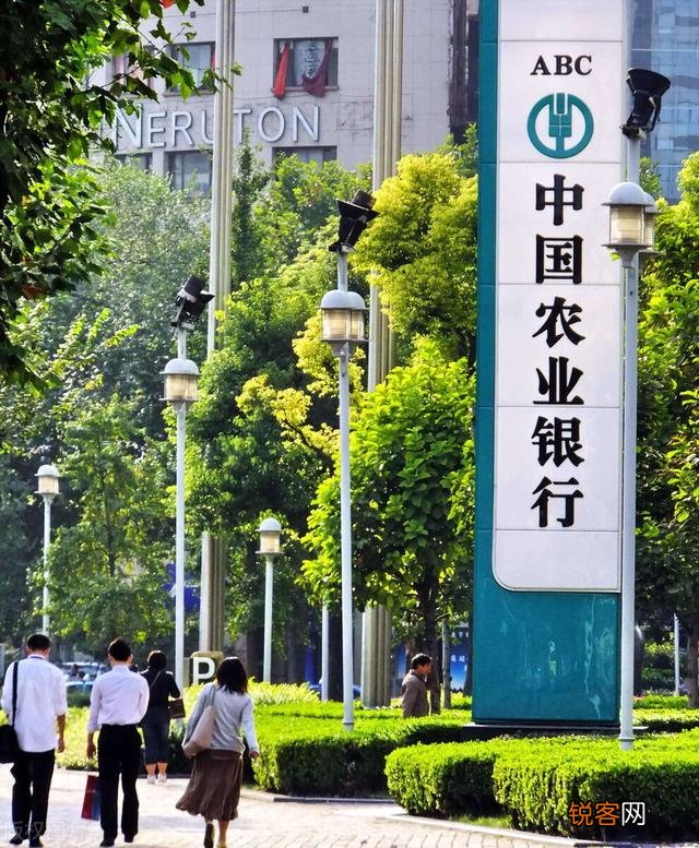 5万元入股市,买农行股,靠分红,一年大概能赚多少钱？