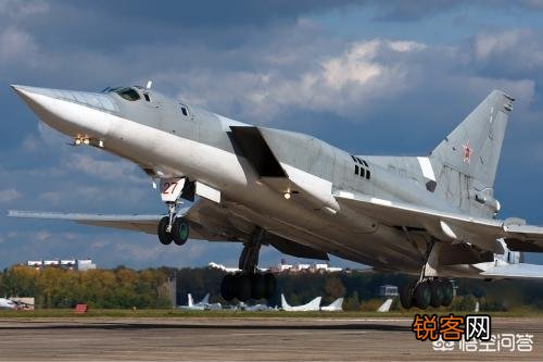 美国一年军费高达7000亿,拥有4万架战机 ,为何一直都拖不垮？