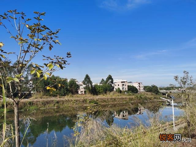 手里有三万多闲钱,想把它投入到基金,请问怎么玩一天有三四百盈亏？