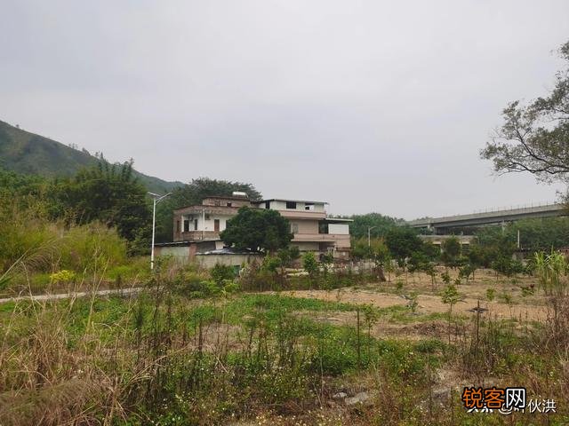 手里有三万多闲钱,想把它投入到基金,请问怎么玩一天有三四百盈亏？