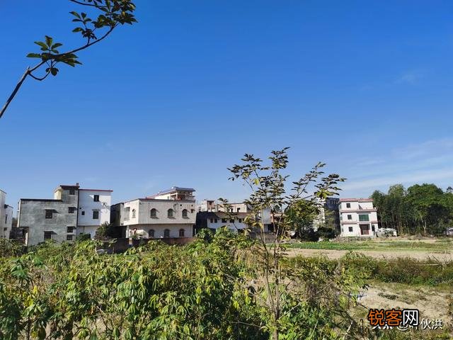 手里有三万多闲钱,想把它投入到基金,请问怎么玩一天有三四百盈亏？