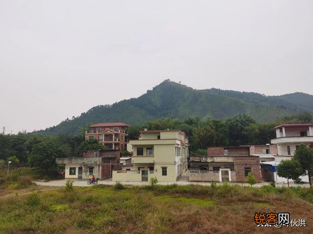 手里有三万多闲钱,想把它投入到基金,请问怎么玩一天有三四百盈亏？