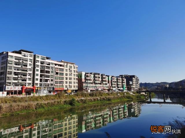 手里有三万多闲钱,想把它投入到基金,请问怎么玩一天有三四百盈亏？