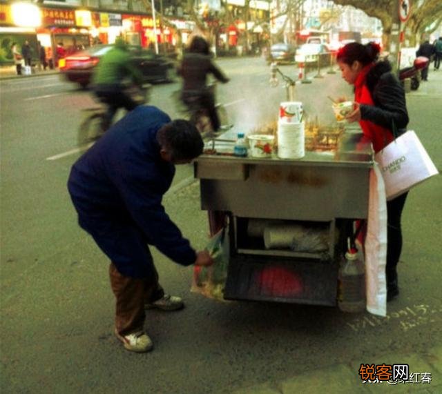 那些在路边做着不起眼小生意,却月入过万,这背后原因是什么你知道吗？