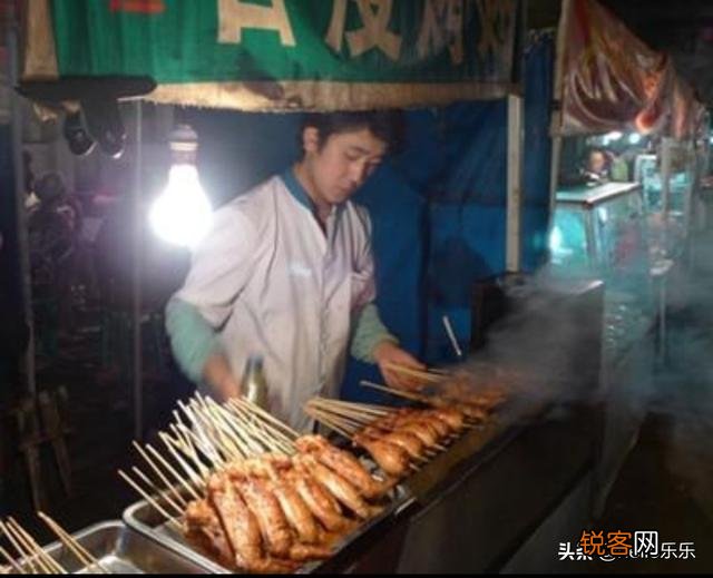 那些在路边做着不起眼小生意,却月入过万,这背后原因是什么你知道吗？