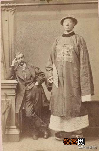清朝第一“巨人”詹世钗,身高3.19米娶英国妻子,如今子女现状如何？