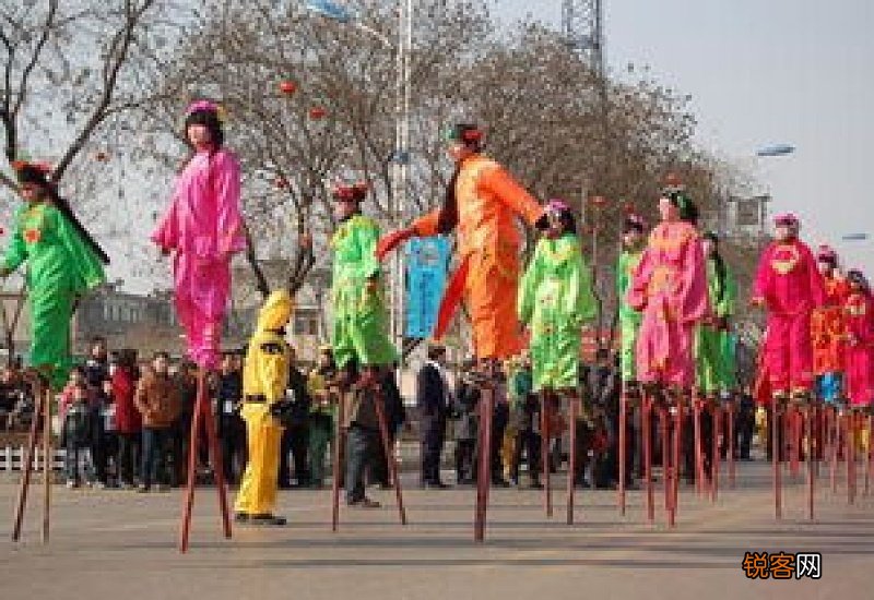 快速踩高跷的的技巧