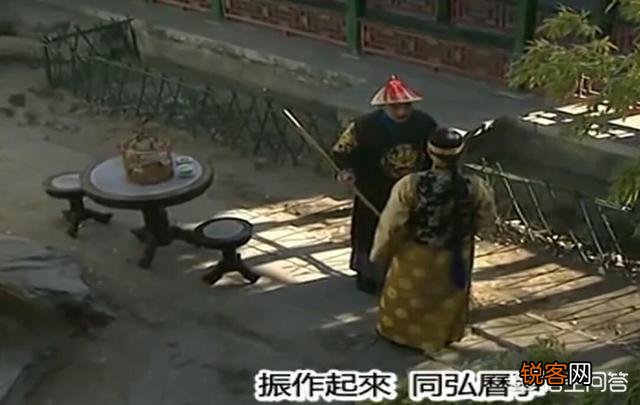 《雍正王朝》中,弘时死的时候为什么一边打自己耳光一边骂“阿其那”、“塞斯黑”？