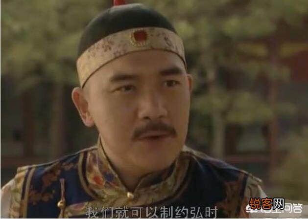 《雍正王朝》中,弘时死的时候为什么一边打自己耳光一边骂“阿其那”、“塞斯黑”？