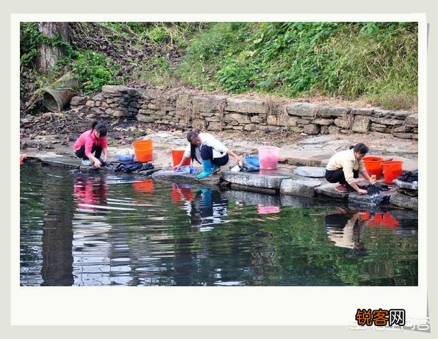 在农村很多人都在池塘里洗衣服,但是这水不流通,而且还经常有鸭子在里面游水,这样真的卫生吗？