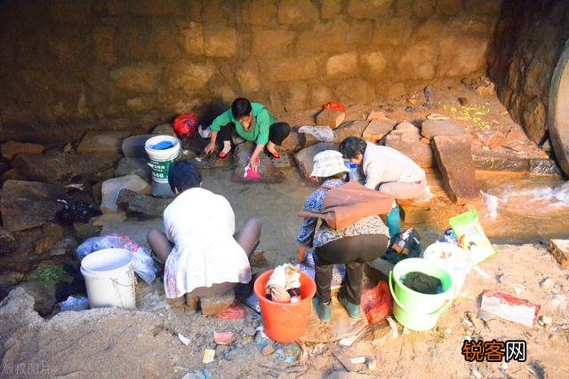 在农村很多人都在池塘里洗衣服,但是这水不流通,而且还经常有鸭子在里面游水,这样真的卫生吗？