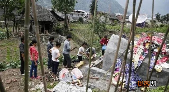 我邻居家在自家地里土葬老人,距离我家只有15米远,我该怎么办？