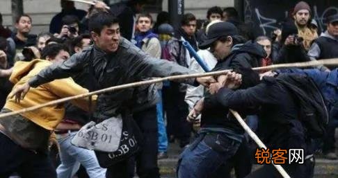 我邻居家在自家地里土葬老人,距离我家只有15米远,我该怎么办？