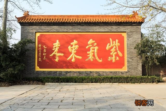 我邻居家在自家地里土葬老人,距离我家只有15米远,我该怎么办？