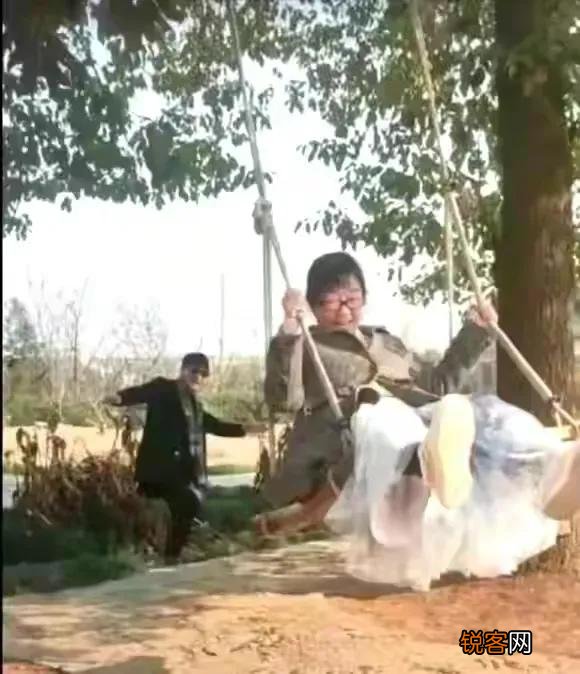 46岁女诗人余秀华与90后小伙杨槠策相恋,他们的爱情是真爱吗？