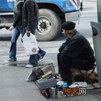 点评,解读一下,你对这首《致余秀华-一位真诚的诗人》的看法？