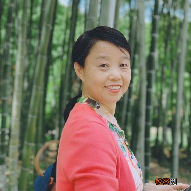 点评,解读一下,你对这首《致余秀华-一位真诚的诗人》的看法？