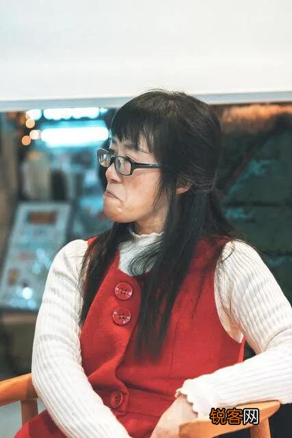 余秀华色解唐诗白日依山尽,是国人思维进步？还是文人骚客的自嘲？