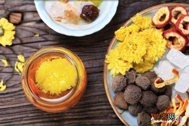 这些年来,现代诗基本上是自娱自乐。但为什么余秀华的诗很好懂,民间拥趸那么多？