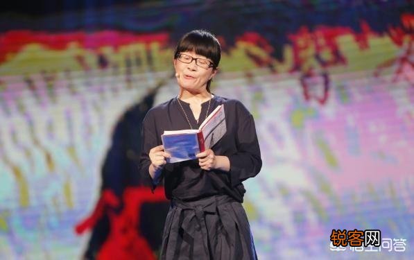 余秀华的诗水平如何？她属于真正意义上的诗人吗？