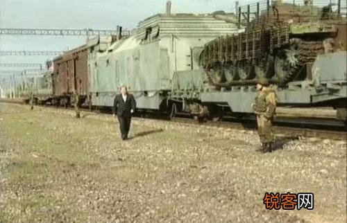 震惊！俄军出动装甲列车,难道乌克兰游击队开始拔铁轨了？