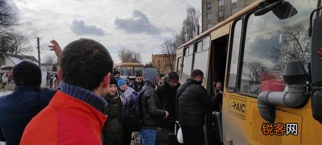 震惊！俄军出动装甲列车,难道乌克兰游击队开始拔铁轨了？