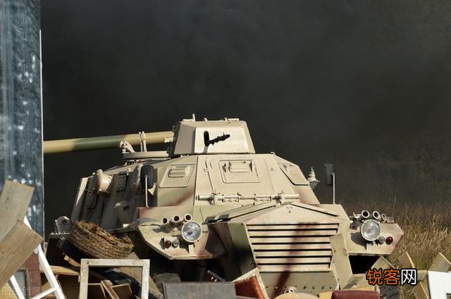 震惊！俄军出动装甲列车,难道乌克兰游击队开始拔铁轨了？