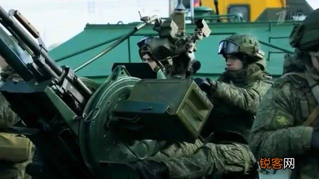 震惊！俄军出动装甲列车,难道乌克兰游击队开始拔铁轨了？