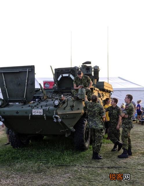 震惊！俄军出动装甲列车,难道乌克兰游击队开始拔铁轨了？