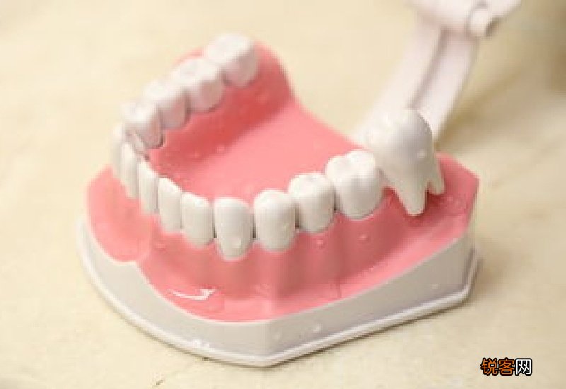 清洗假牙齿用什么清洗