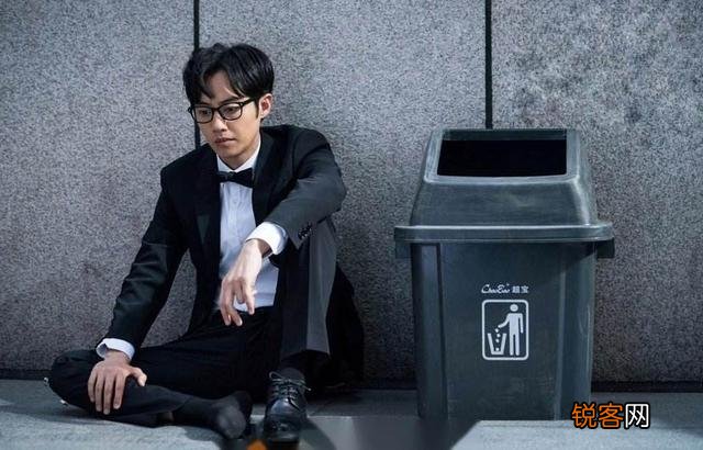 电影《半个喜剧》讲了一个怎样的故事？对此你有什么看法？