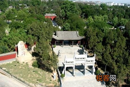 小时候教诸葛亮的老乞丐是谁？对他有什么影响？