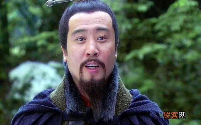《三国演义》中罗贯中是如何让诸葛亮通过水镜及徐庶向刘备推销自己的？