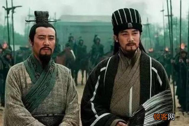 《三国演义》中罗贯中是如何让诸葛亮通过水镜及徐庶向刘备推销自己的？