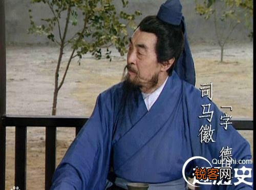 《三国演义》中罗贯中是如何让诸葛亮通过水镜及徐庶向刘备推销自己的？