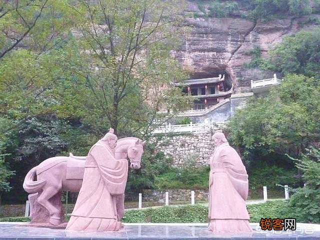 三国里水镜先生描写很少,但他看人很清,他的能力比卧龙凤雏如何？