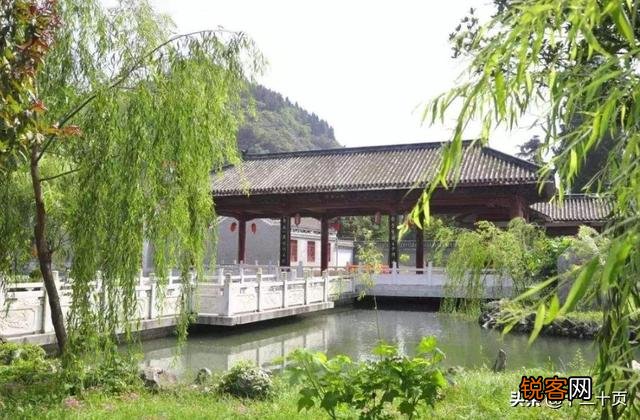 《三国演义》中,水镜先生是怎样的一个人？有人说水镜先生深不可测,是这样吗？