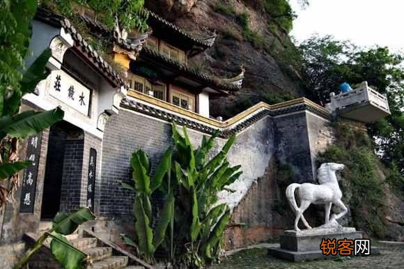 《三国演义》中,水镜先生是怎样的一个人？有人说水镜先生深不可测,是这样吗？