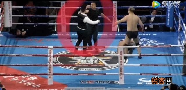 中国拳手杨建平遭日本拳王吐口水,一脚踢翻日本教练,该不该？
