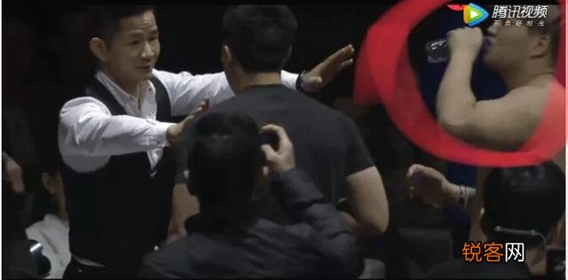 中国拳手杨建平遭日本拳王吐口水,一脚踢翻日本教练,该不该？