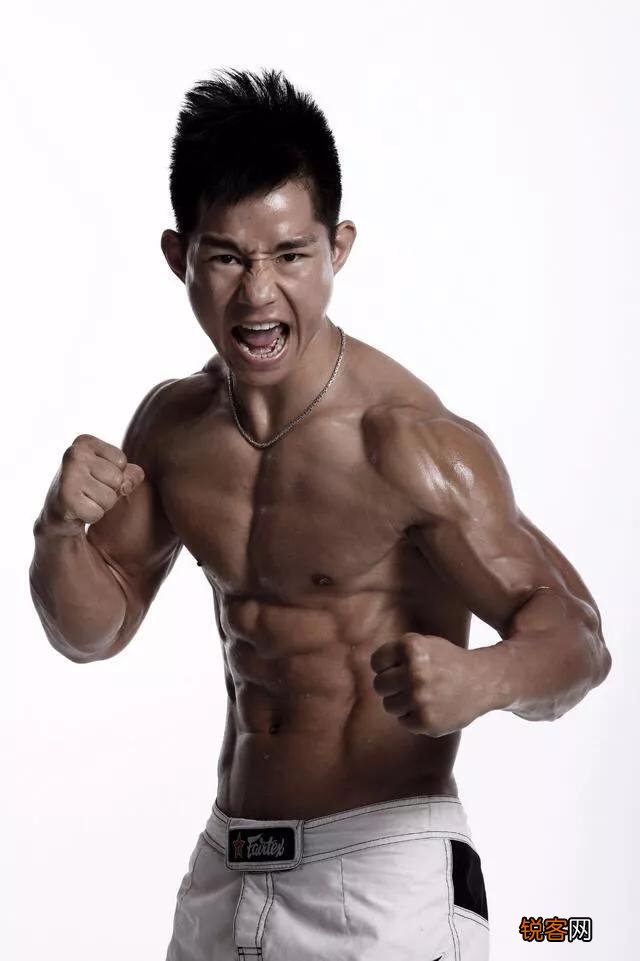 中国拳手杨建平遭日本拳王吐口水,一脚踢翻日本教练,该不该？